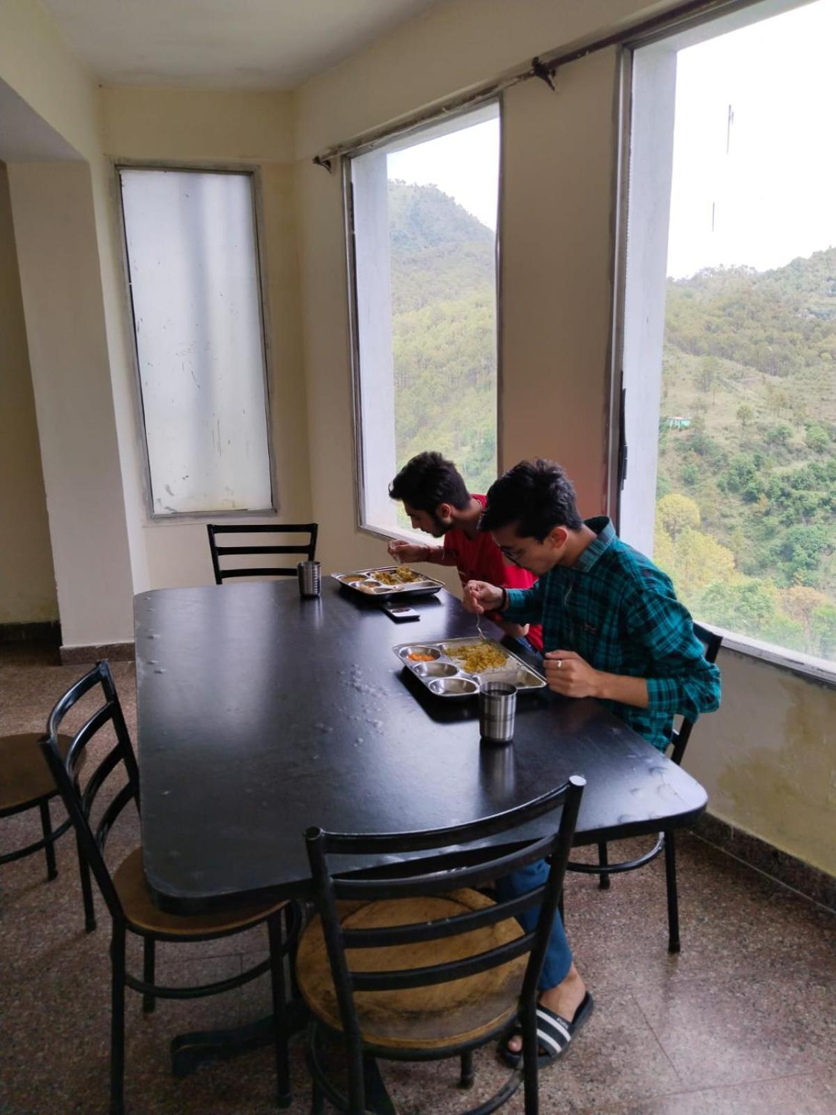 Abuzz Oxfordcaps Chanakya Hostel Solan Bagian luar foto
